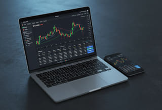 Monitoreo de la actividad — seguimiento del historial de trading y de la performance de fondos
